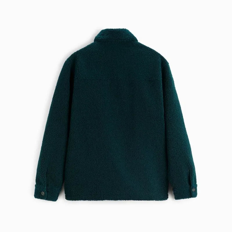 Moderne Herrenmode: warme Teddyjacke mit Knopfverschluss und Brusttasche, perfekt für den Alltag.