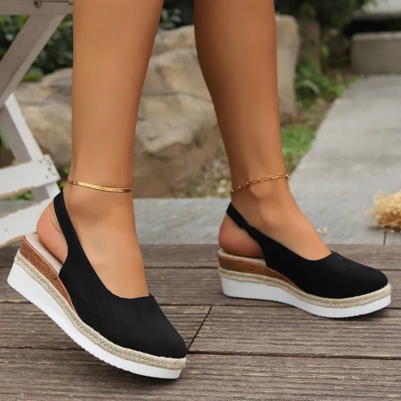 Nahaufnahme eines vielseitigen Damenslippers in Khaki. Bequeme Slip-On Freizeitschuhe mit hohem Komfort.