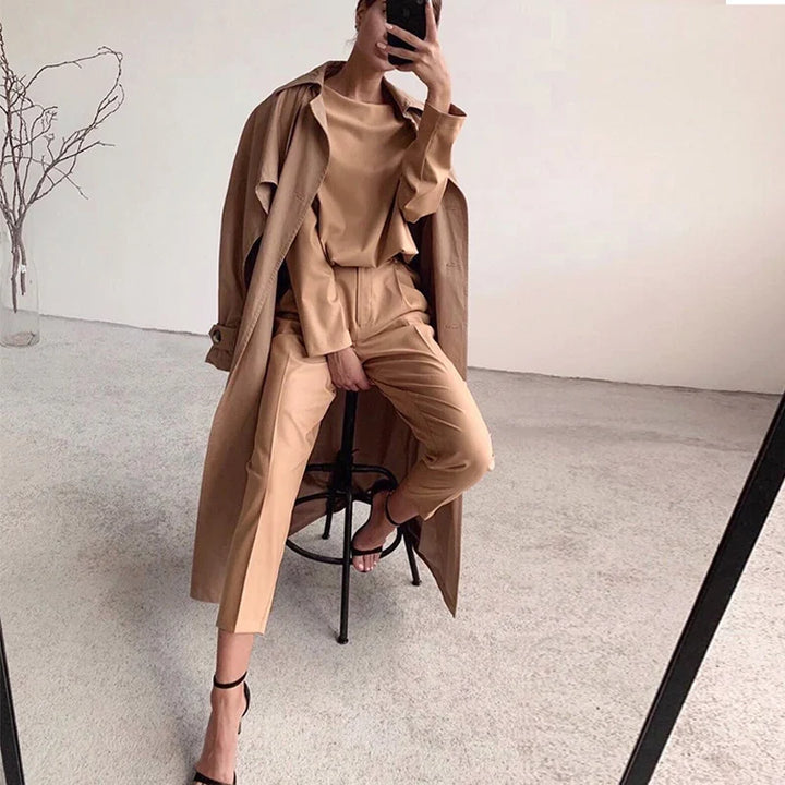 Hochwertiger Damen Anzug im Set, komfortabler Zweiteiler für stilvolle Looks und Eleganz in Damenmode.