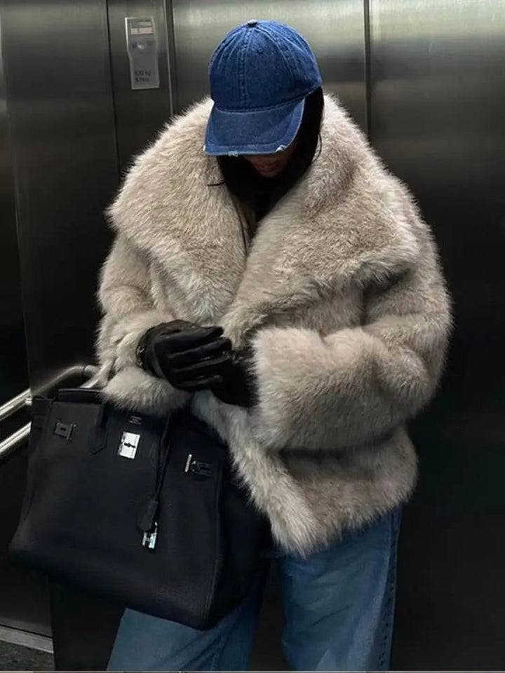 Damen Winterjacke mit Kapuze, warm & stylisch, ideal für kalte Tage und Wintermode.