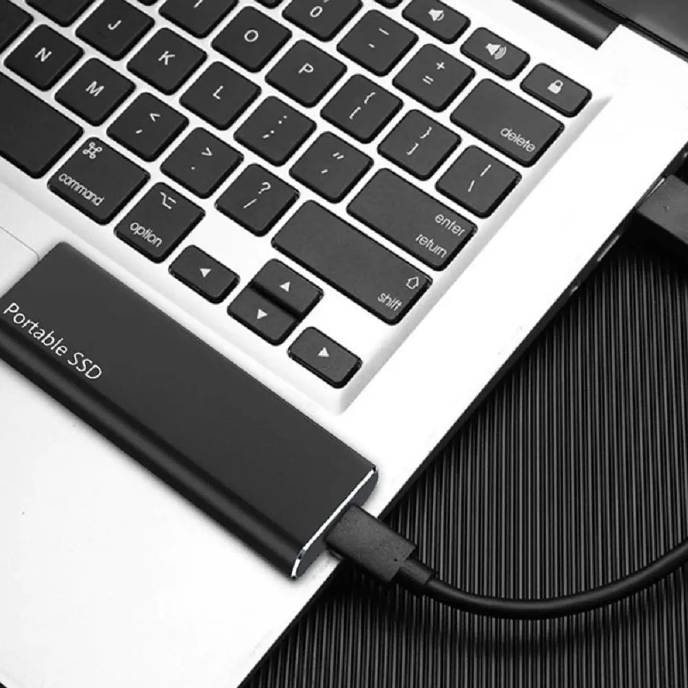 Hand hält externe 4TB USB-C Festplatte, demonstriert schlankes Design & Portabilität für schnelle Daten.