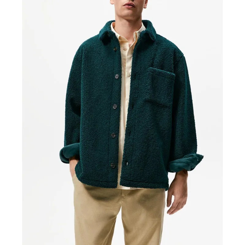 Komfortable Herren Teddyjacke, saisonübergreifend, mit praktischer Knopfleiste und Brusttasche.