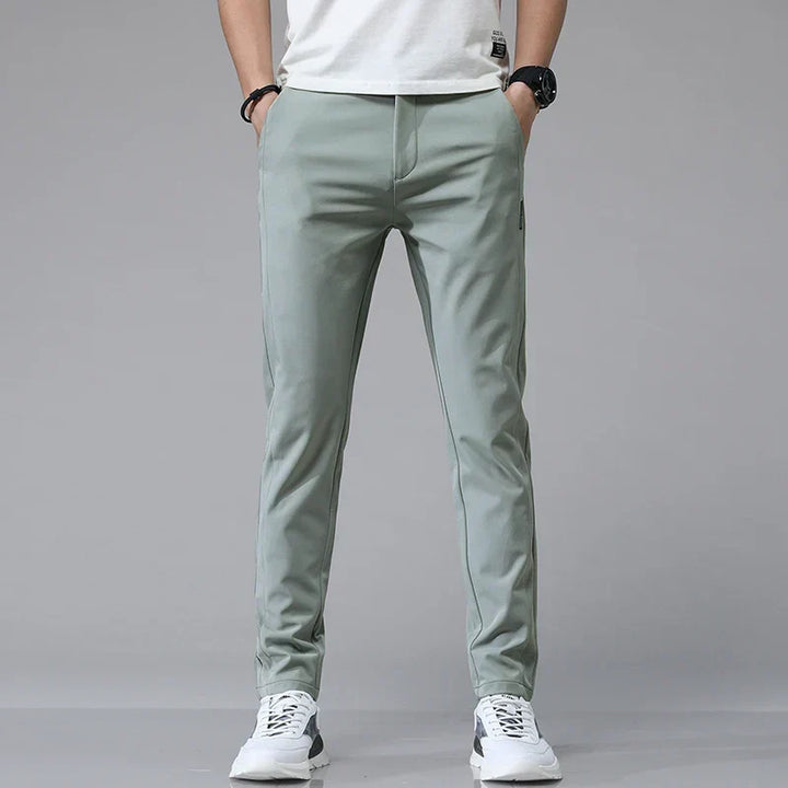 Elegante Herren Stretchhose Slim Fit, schlank & atmungsaktiv, ideal für Freizeit & Business Casual Looks.
