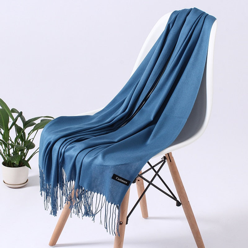 Elegantes Damen Halstuch, weiches Material, ein modisches Accessoire für jeden Anlass.