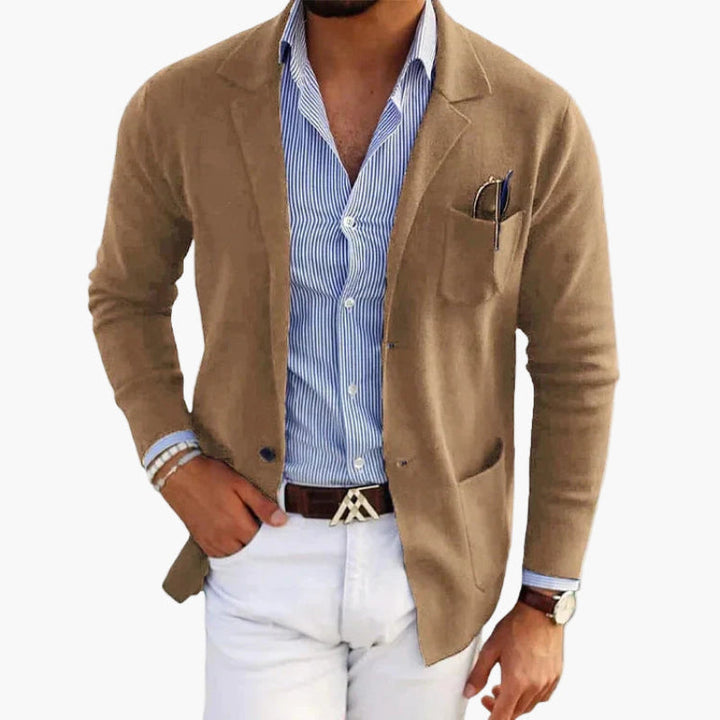Stilvoller Herren Blazer als Eventoutfit, kombiniert Eleganz & Komfort.