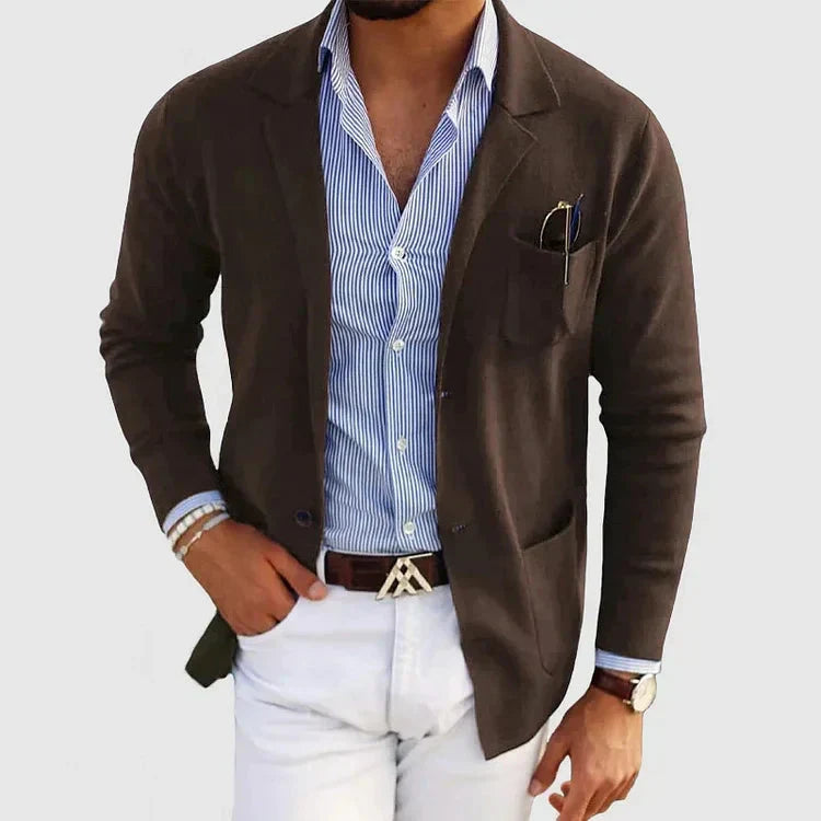 Stylischer Herrenblazer mit Reverskragen. Ganzjähriges Casual Sakko für einen eleganten & entspannten Look.