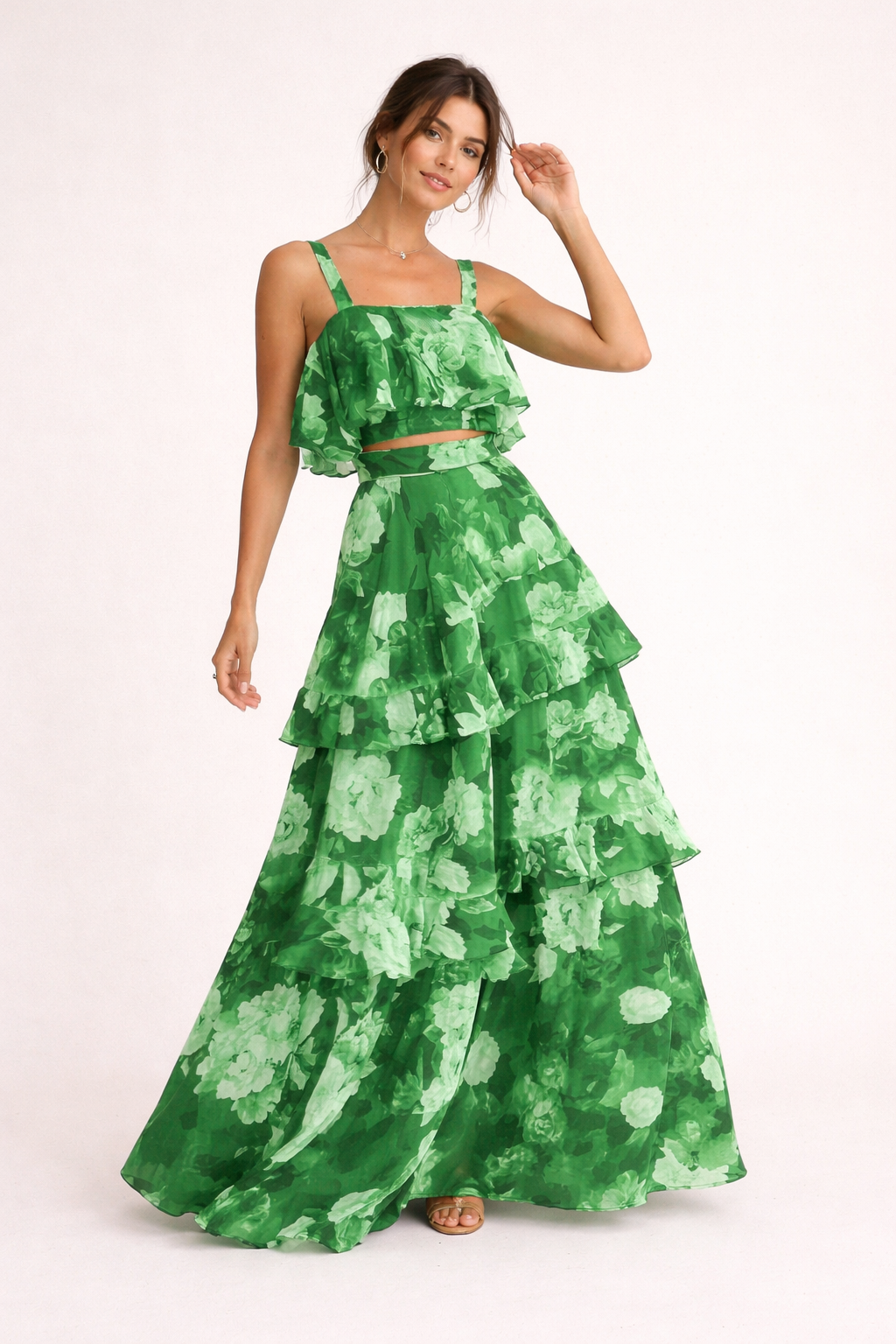 Komfortables Damen Sommer Outfit, Zweiteiler mit Blumenmuster. Leichtes Set für Urlaub oder Gartenparty.