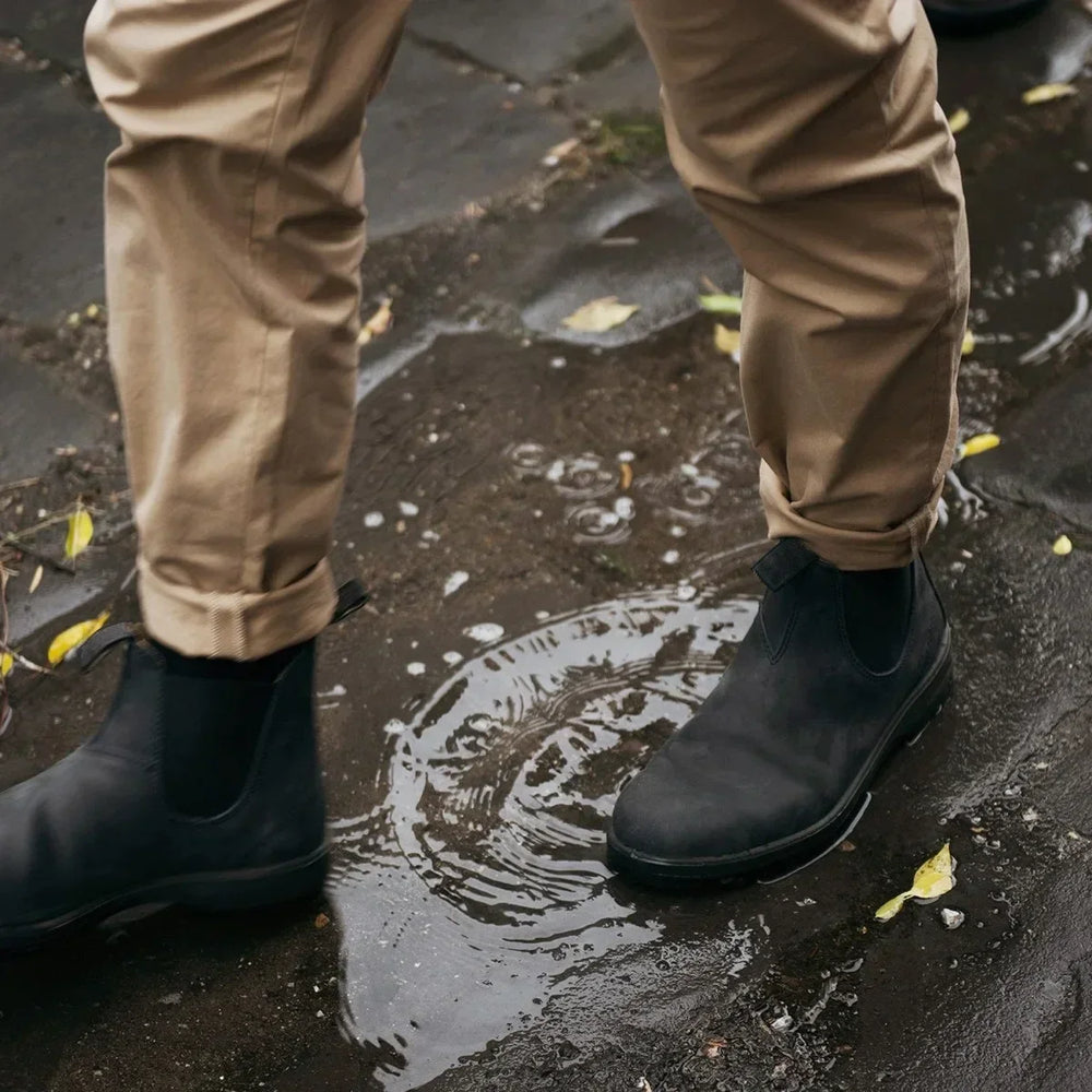 Elegante braune Herren Chelsea Boots. Komfortable wasserabweisende Slip-on Stiefel für Freizeit & Büro.