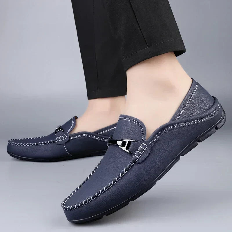 Vielseitige Herren Loafer, elegant und bequem, mit edlem Metallic-Bit. Perfekte Slip-on Schuhe für stilbewusste Männer.
