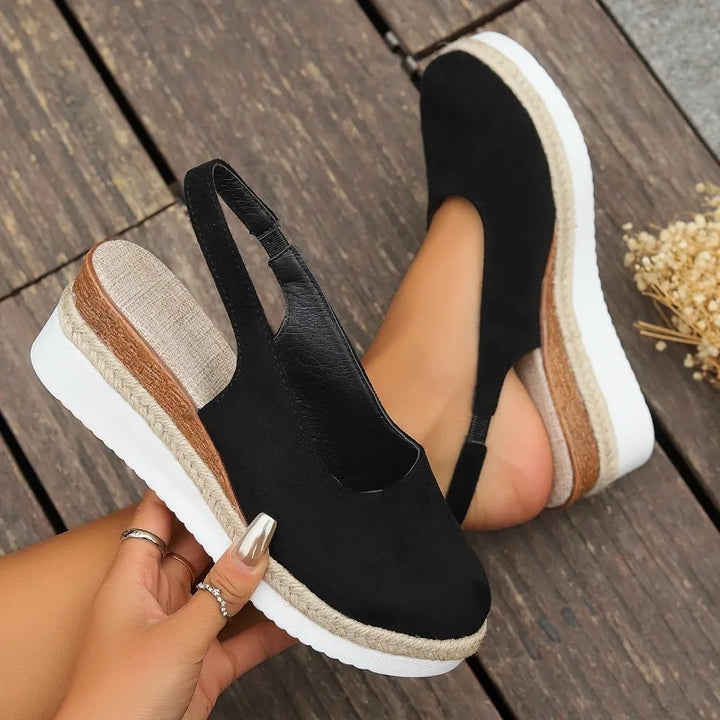 Zwei Paar bequeme Damen Slipper in Schwarz & Khaki. Vielseitige Slip-On Schuhe für Freizeit & Alltag.