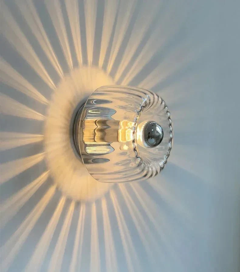 Puristische Bauhaus Wandlampe aus Glas & Metall, eine LED-Designleuchte für Flur und Büro.