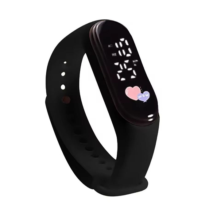 Kind lacht beim Spielen mit seiner digitalen Kinder Smartwatch, robust & farbig.