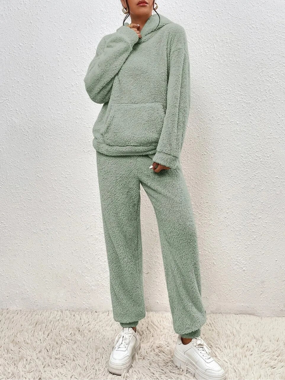 Textur des ultra-weichen Damen Teddy-Hausanzugs mit Kapuze, ein Gefühl von Luxus für die Haut.