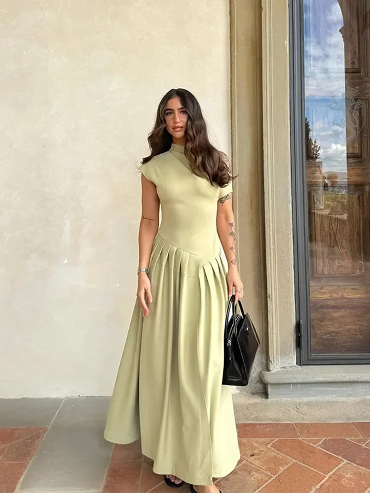 Langes Damen Maxikleid mit hohem Stehkragen und femininem Faltenrock. Ein elegantes Sommerkleid.