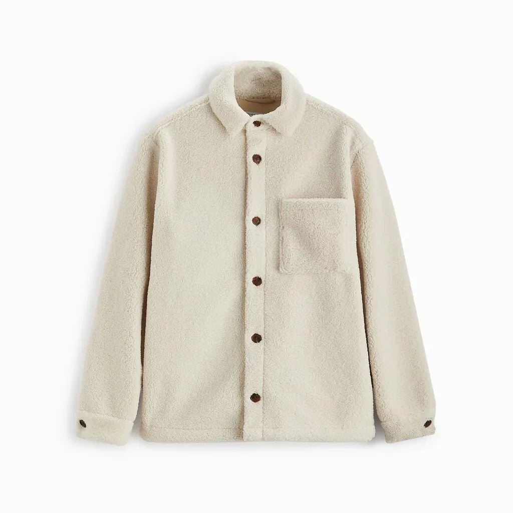 Vielseitige Herrenjacke: weiche Teddyjacke mit klassischen Knöpfen und Brusttasche, trendige Herrenmode.