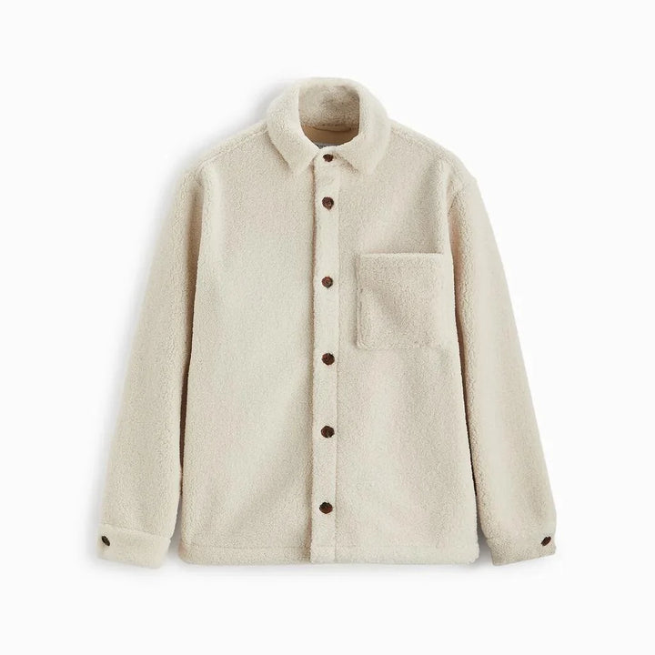 Vielseitige Herrenjacke: weiche Teddyjacke mit klassischen Knöpfen und Brusttasche, trendige Herrenmode.