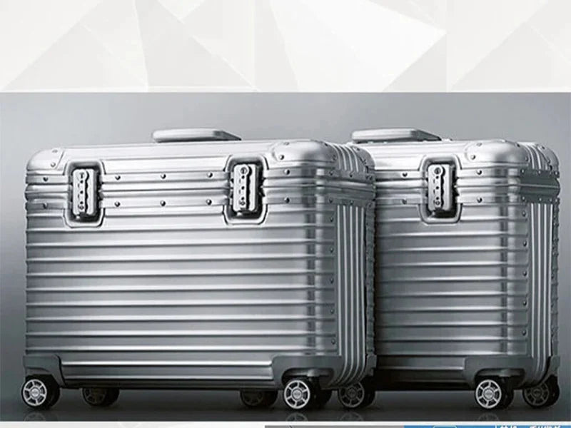 Eleganter silberner Aluminium-Hartschalenkoffer Monaco mit integriertem TSA-Schloss und Teleskopgriff.