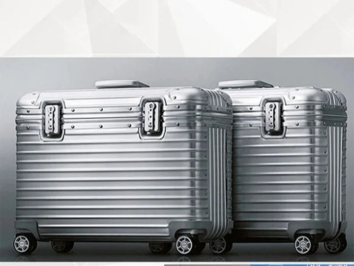 Eleganter silberner Aluminium-Hartschalenkoffer Monaco mit integriertem TSA-Schloss und Teleskopgriff.