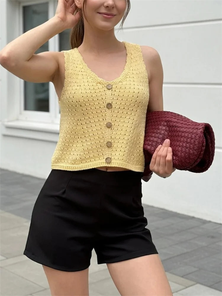 Leichtes, locker sitzendes Damen Top Sabine, ärmellos mit Knopfleiste; ideal für sommerlichen Tragekomfort.