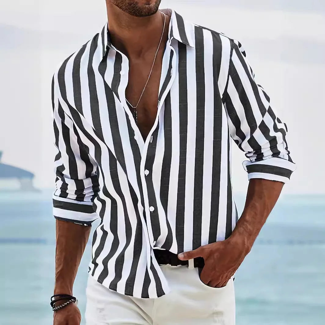 Mann trägt lässiges gestreiftes Herren Sommerhemd, ideal für Strand oder Stadtbummel.