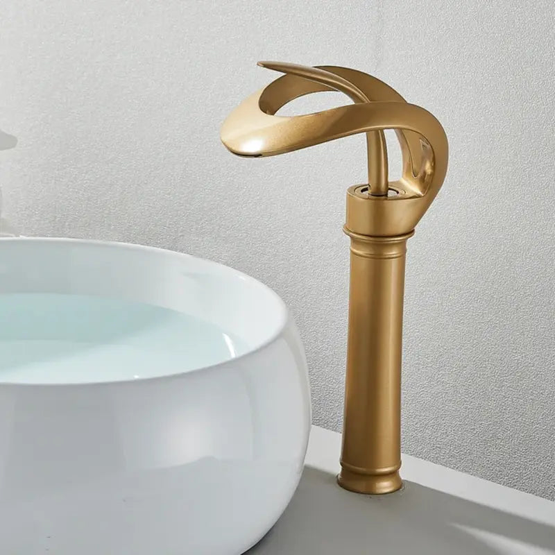 Ergonomische Einhebel Waschtischarmatur aus Messing mit ästhetischem Wasserfallauslauf.