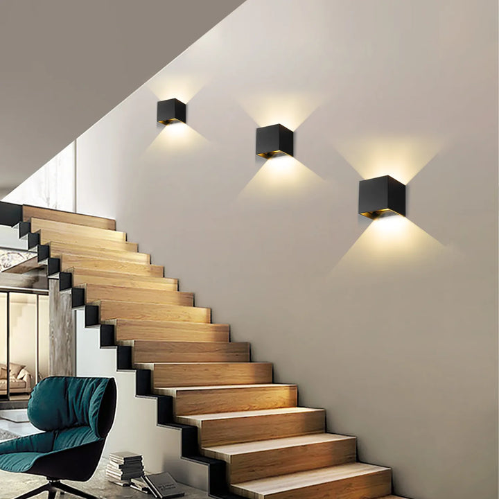 Schlanke LED Wandleuchte aus Aluminium. Modernes Design für flache Wandmontage im Flur.