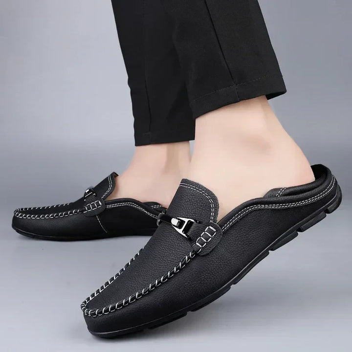 Kaki Herren Loafer mit elegantem Metallic-Bit, perfekt für Business & Freizeit. Komfortable und stilvolle Slipper.