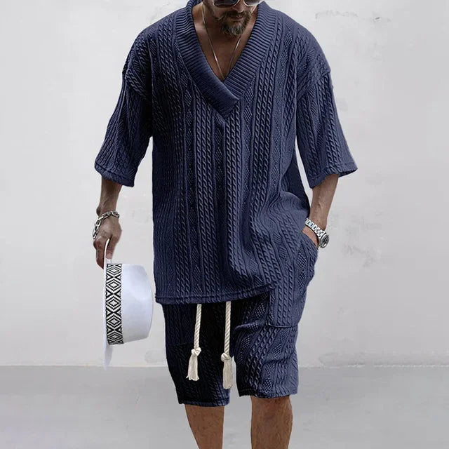 Herrenmode: Vielseitiges Sommer Freizeit Set. V-Ausschnitt Kurzarm Shirt & Shorts für entspannte Tage.