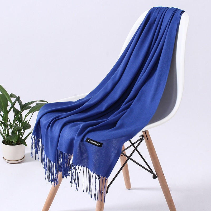 Damen Halstuch, elegant & weich, ein vielseitiges Modeaccessoire für stilbewusste Frauen.