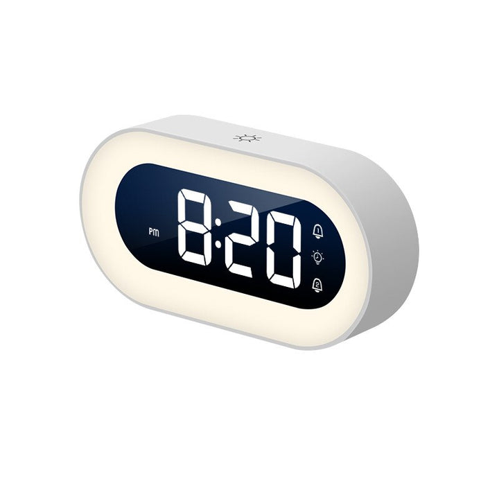 Kompakter Lumino Digitalwecker mit integriertem Nachtlicht, optimales Wohnaccessoire fürs moderne Schlafzimmer.