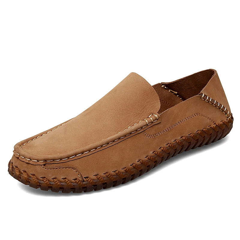 Hochwertige Herren Slip-On Slipper, handgenäht für beste Qualität, mit bequemer Passform und rutschfester Sohle.