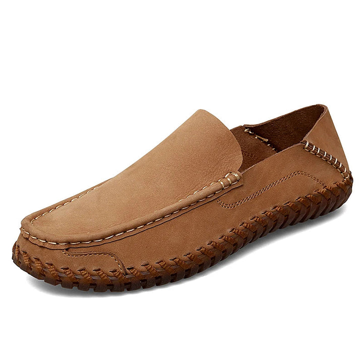 Hochwertige Herren Slip-On Slipper, handgenäht für beste Qualität, mit bequemer Passform und rutschfester Sohle.