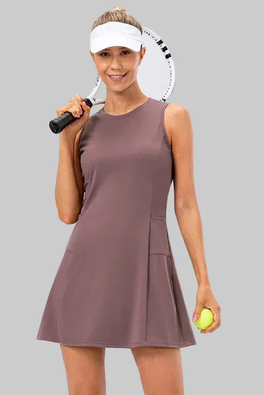 Rückansicht des lila Damen Tenniskleides ärmellos mit Shorts und sportivem Design. Atmungsaktiv.