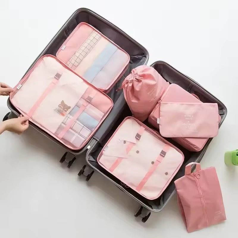 Ordentlich gepackter Koffer dank Reise-Organizer Set; Packtaschen & Koffer-Organizer als effektive Packhilfe.