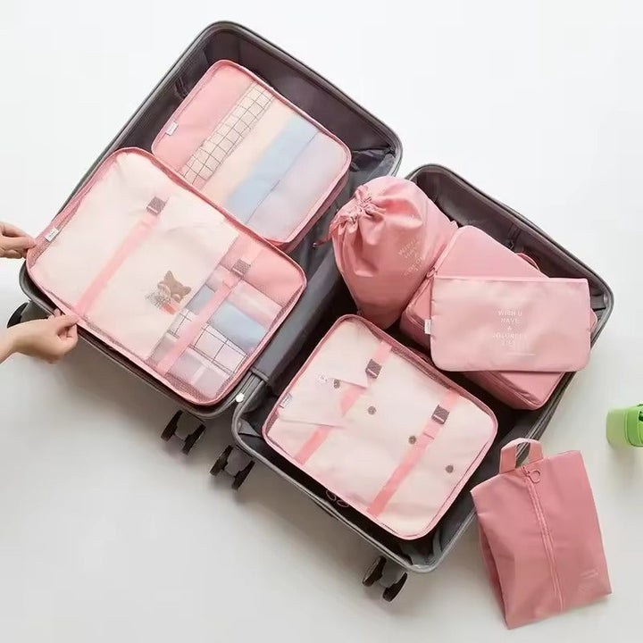 Ordentlich gepackter Koffer dank Reise-Organizer Set; Packtaschen & Koffer-Organizer als effektive Packhilfe.