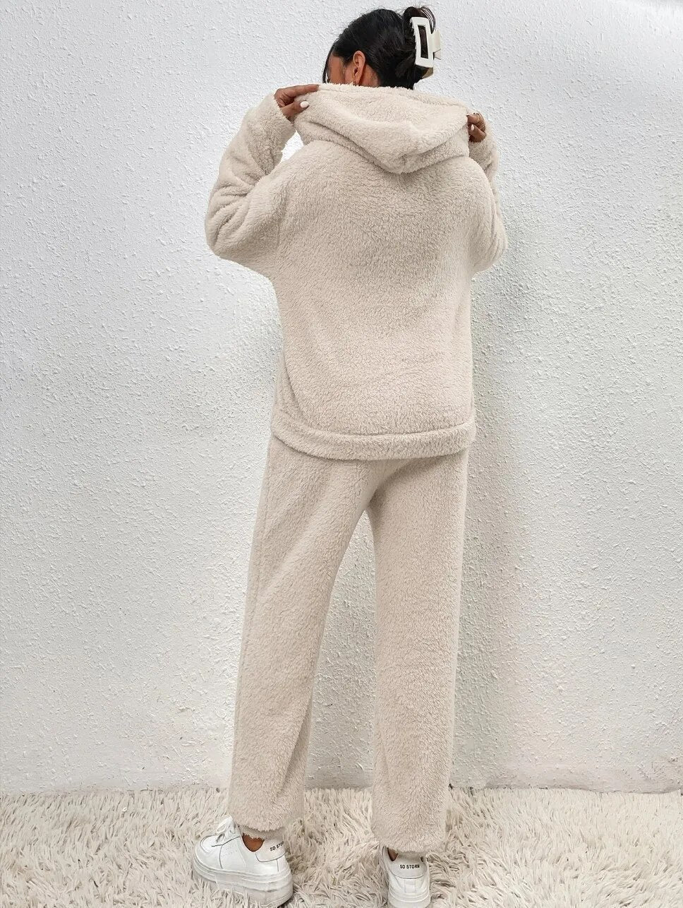 Komfortabler Damen Teddy-Hausanzug mit Kapuze, ideal für Entspannung und Freizeit zu Hause.