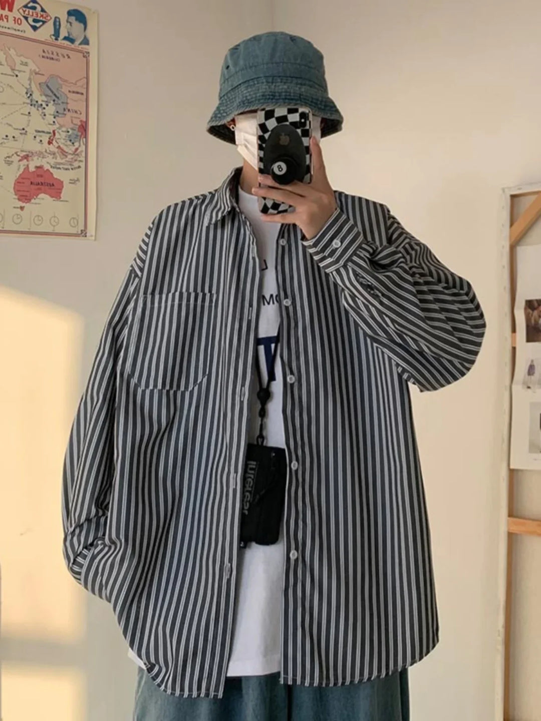 Herren Langarmshirt im Oversize-Look, schwarz gestreift, mit lockerem Schnitt für entspannten Komfort.