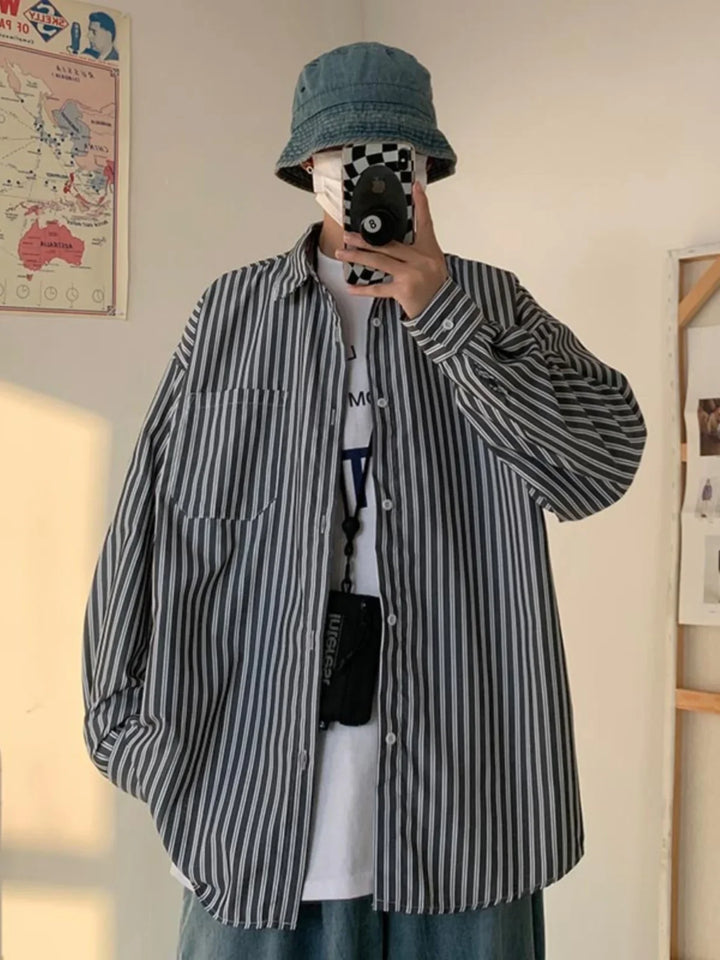 Herren Langarmshirt im Oversize-Look, schwarz gestreift, mit lockerem Schnitt für entspannten Komfort.
