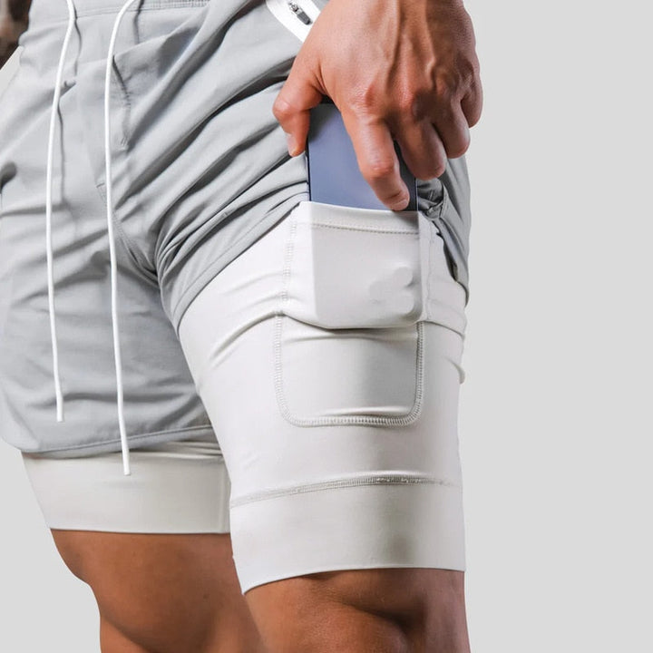 Vielseitige Herren 2-in-1-Activewear-Shorts in Grau für Workout & Freizeit.