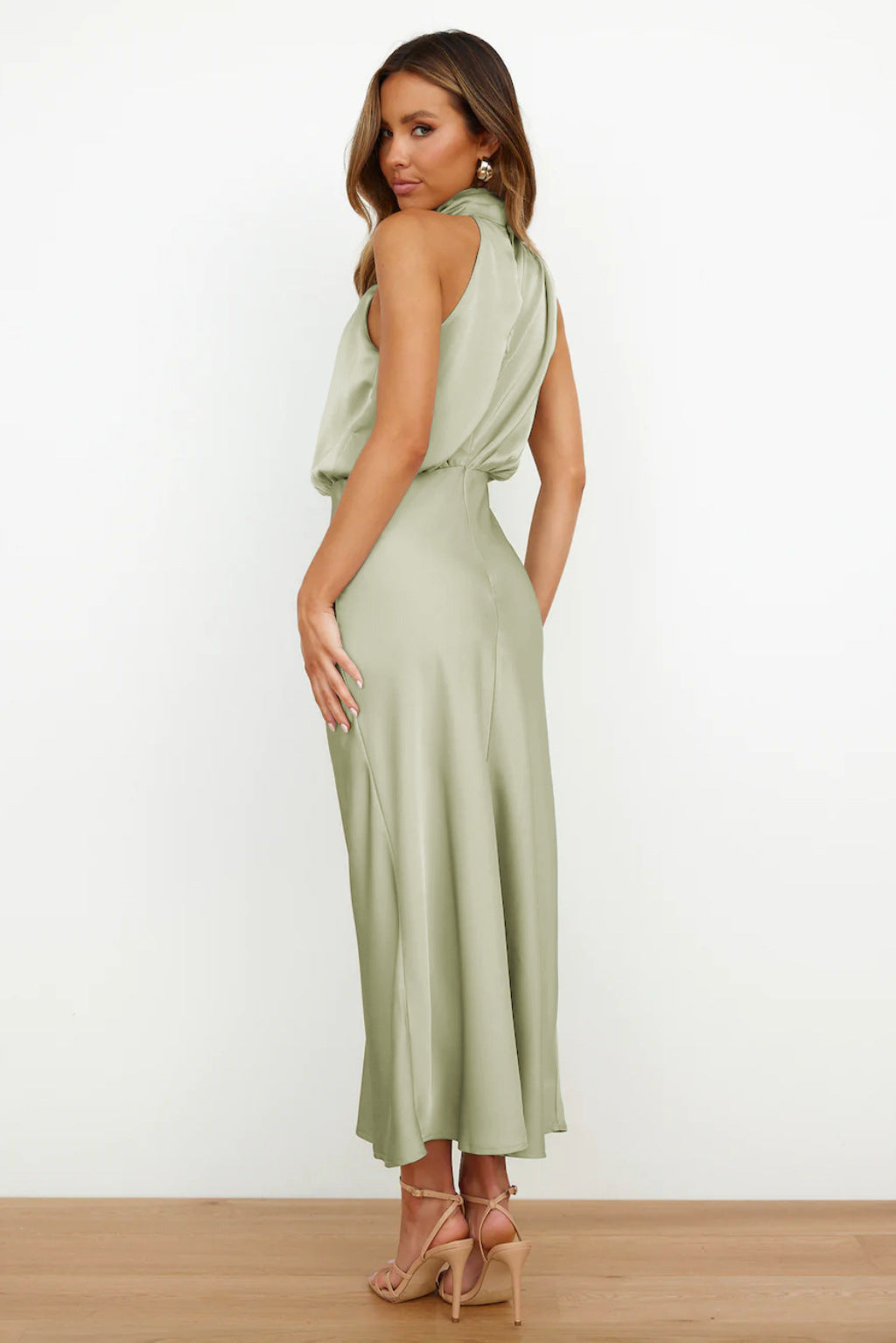 Elegantes Damenkleid mit Neckholder, fließende Silhouette, ideal für Abendveranstaltungen und Gala-Empfänge.