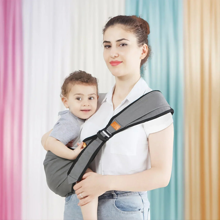 Eltern tragen Baby in ergonomischer Hüfttrage, genießen gemeinsame Zeit, bietet Komfort & Sicherheit für Säuglinge.