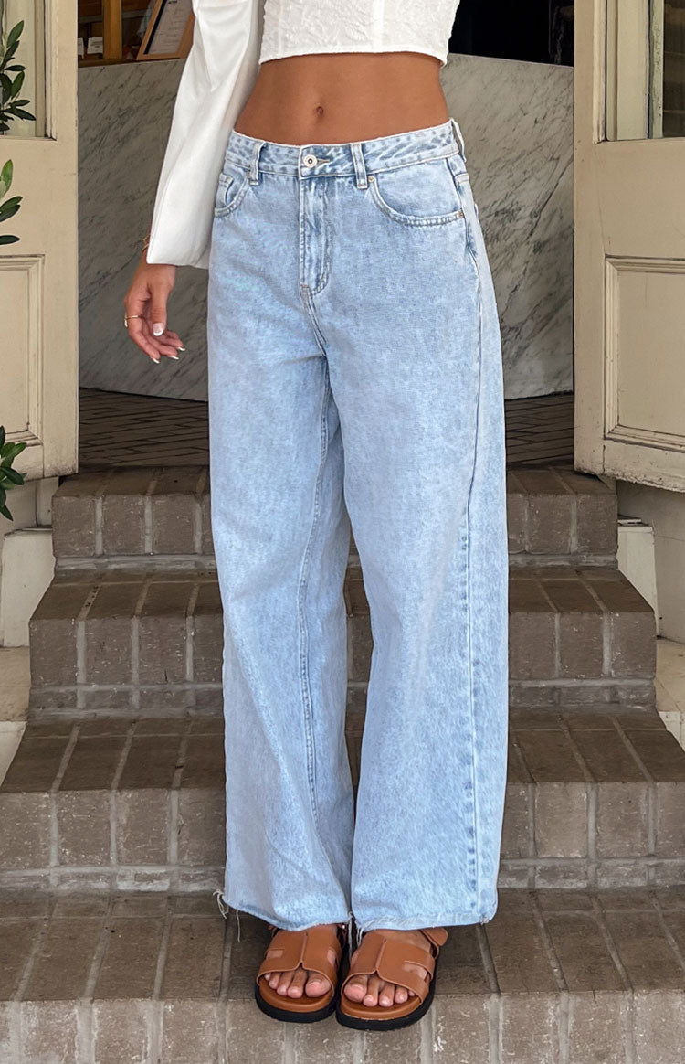 Damen weite Boyfriend-Jeans aus Denim, mittelhoher Bund, relaxed fit, lässiger Alltags-Look.