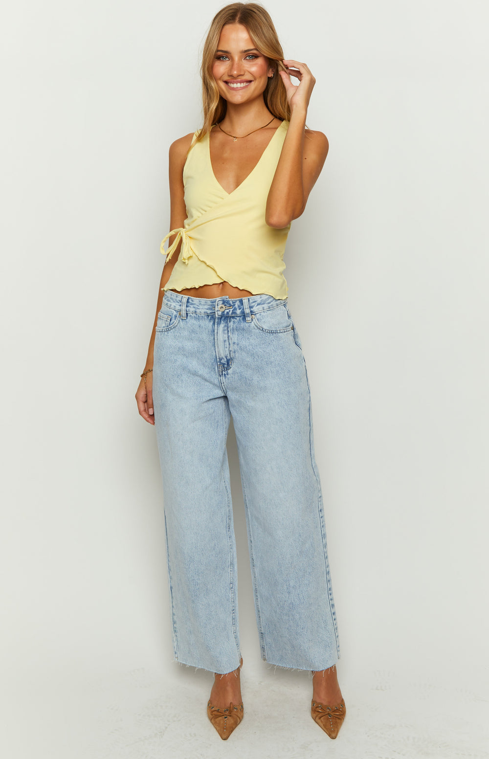 Entspannte Damen Boyfriend-Jeans, weites Bein, mittelhoher Bund, bequeme Freizeithose für Frauen.