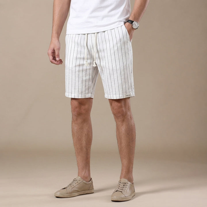 Nahaufnahme der lässigen Herren kurze Hose: atmungsaktive Sommershorts mit komfortablem Elastikbund und Streifen-Design.