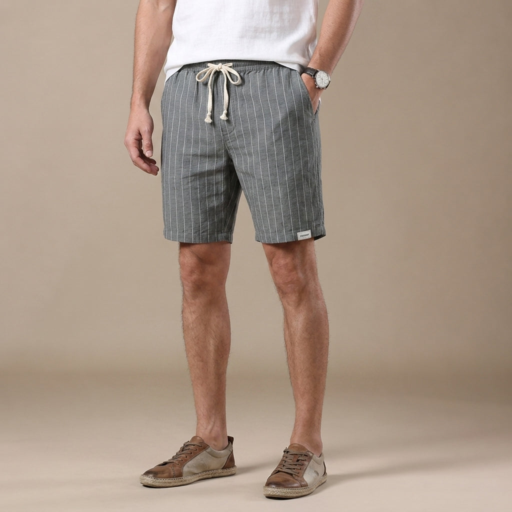 Mann trägt gestreifte Herren Shorts, atmungsaktiv und bequem, perfekt für warme Frühling- & Sommertage und Freizeitaktivitäten.