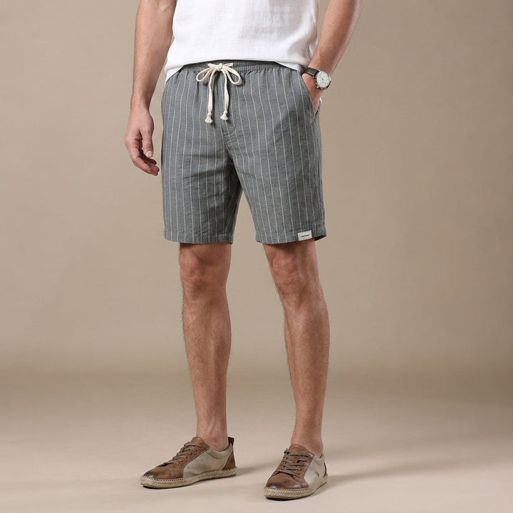 Mann trägt gestreifte Herren Shorts, atmungsaktiv und bequem, perfekt für warme Frühling- & Sommertage und Freizeitaktivitäten.