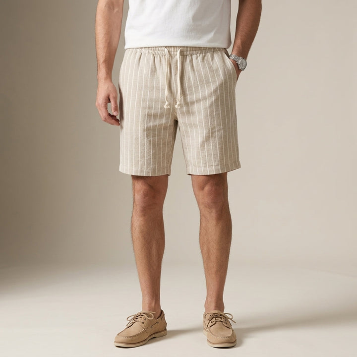 Stylische Herren Sommershorts mit Elastikbund und Streifen, ideal als bequeme kurze Hose für Strandmode und Freizeit.