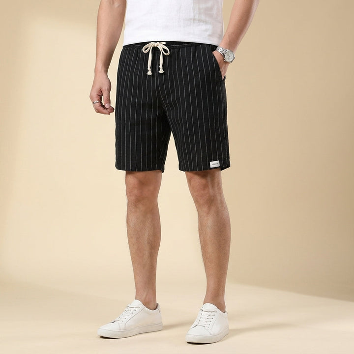 Vielseitige Herren kurze Hose für den Sommer: atmungsaktiv, mit Elastikbund und stylischem Streifenmuster. Perfekt für Freizeit.