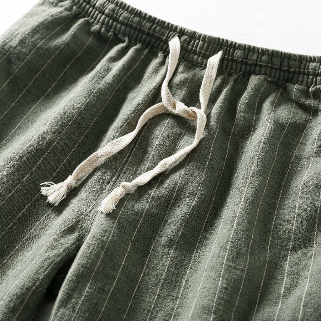 Gefaltete Herren Sommershorts, atmungsaktiv und bequem, mit Elastikbund und gestreiftem Design für Frühling und Sommer.