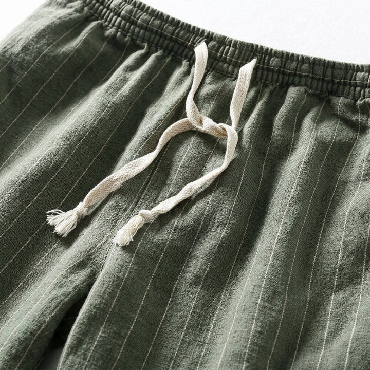 Gefaltete Herren Sommershorts, atmungsaktiv und bequem, mit Elastikbund und gestreiftem Design für Frühling und Sommer.